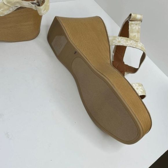 Lucky Brand Demmia Buttered Yellow‎ Sandals - Picture 2 of 6